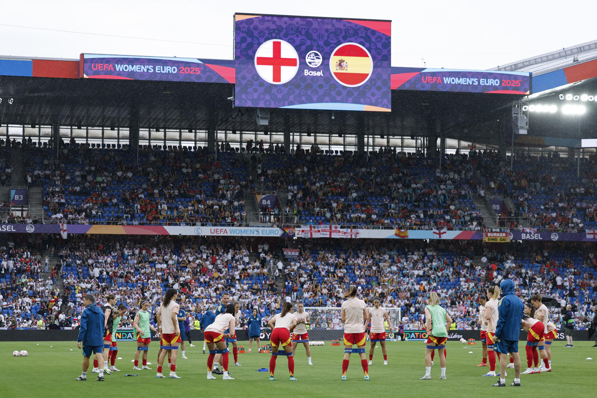 Las jugadoras españolas calientan antes de la final de la Eurocopa Femenina 2025 que disputan este domingo España e Inglaterra el el St. Jakob Park de Basilea (Suiza). EFE/ Ana Escobar