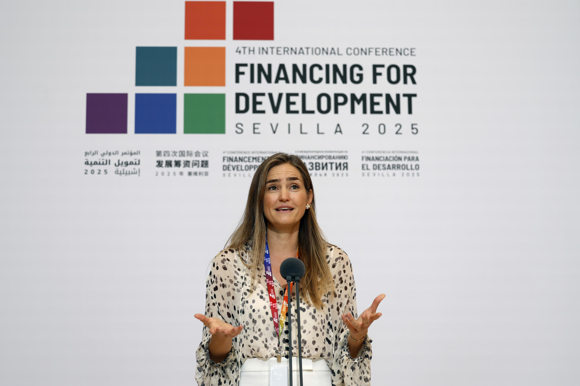 La ministra para la Transición Ecológica, Sara Aagesen, hace unas declaraciones a los medios este miércoles en el marco de la IV Conferencia Internacional de Financiación para el Desarrollo, que se celebra en Sevilla. EFE/ J. Palencia