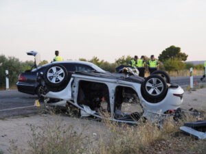Imagen del estado en que han quedado los vehículos implicados en el accidente que se ha producido hoy domingo en la N-310, a la altura de la localidad conquense de Sisante, en la que cinco personas han fallecido y otras cuatro han resultado heridas. EFE / Álvaro del Olmo.