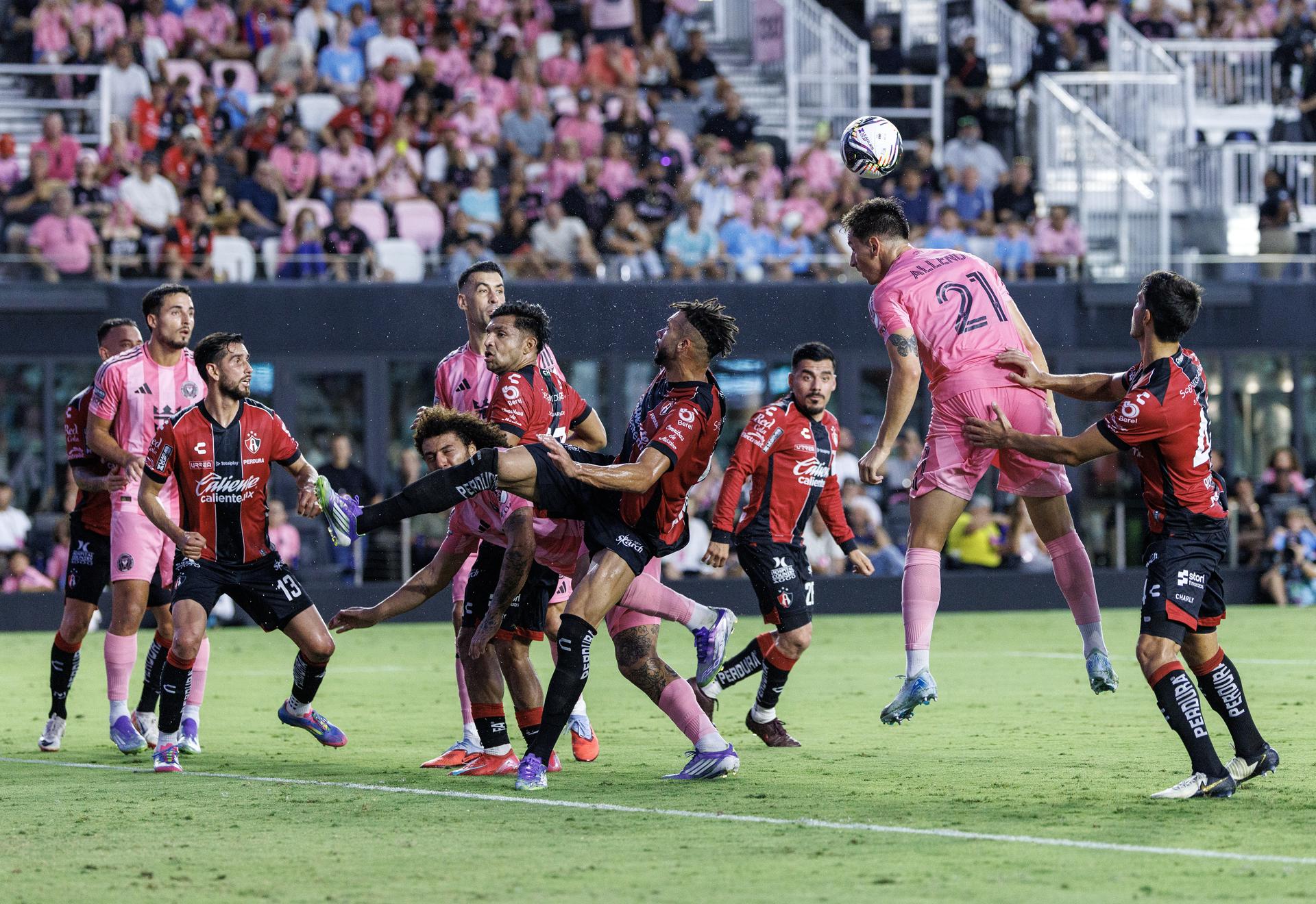 Tadeo Allende se eleva más que todos para conectar un cabezaco en el partido de la Leagues Cup que Inter Miami ganó este miércoles por 2-1 al Atlas mexicano en Fort Lauderdale (Florida). EFE/EPA/CRISTOBAL HERRERA-ULASHKEVICH