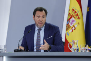 El ministro de Transporte y Movilidad Sostenible, Óscar Puente, durante la rueda de prensa posterior a la reunión del Consejo de Ministros, el martes en Moncloa. EFE/Zipi