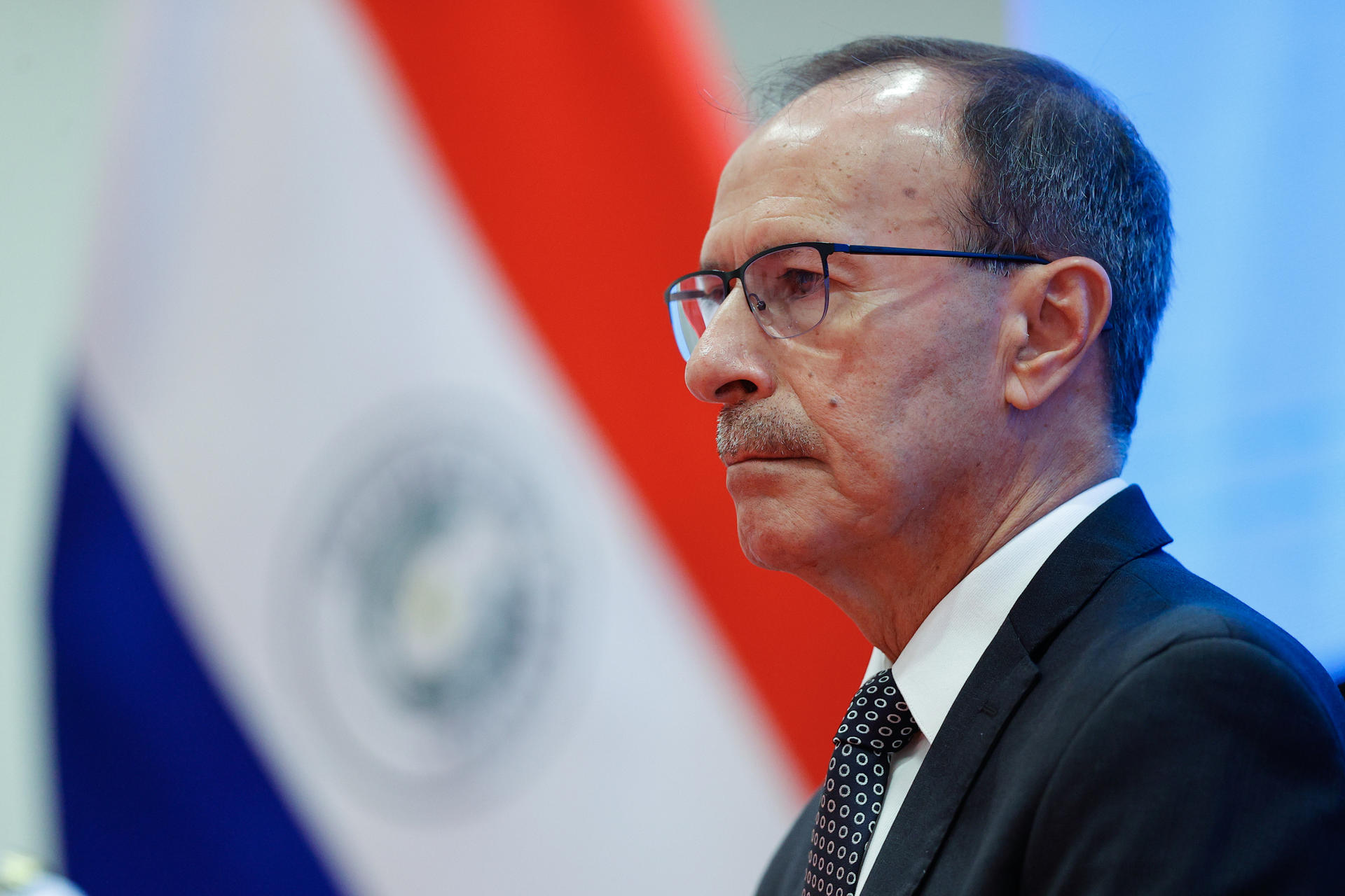 Fotografía de archivo del ministro de Defensa de Paraguay, Óscar González, durante una rueda de prensa, en Asunción (Paraguay). EFE/Juan Pablo Pino