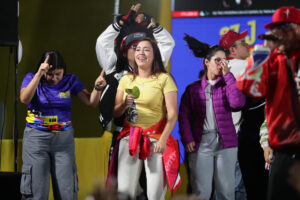 Personas participan en la celebración de la victoria de la alcaldesa de Caracas, Carmen Meléndez, tras conocer los resultados de las elecciones municipales este domingo, en Caracas (Venezuela). EFE/ Ronald Pena R