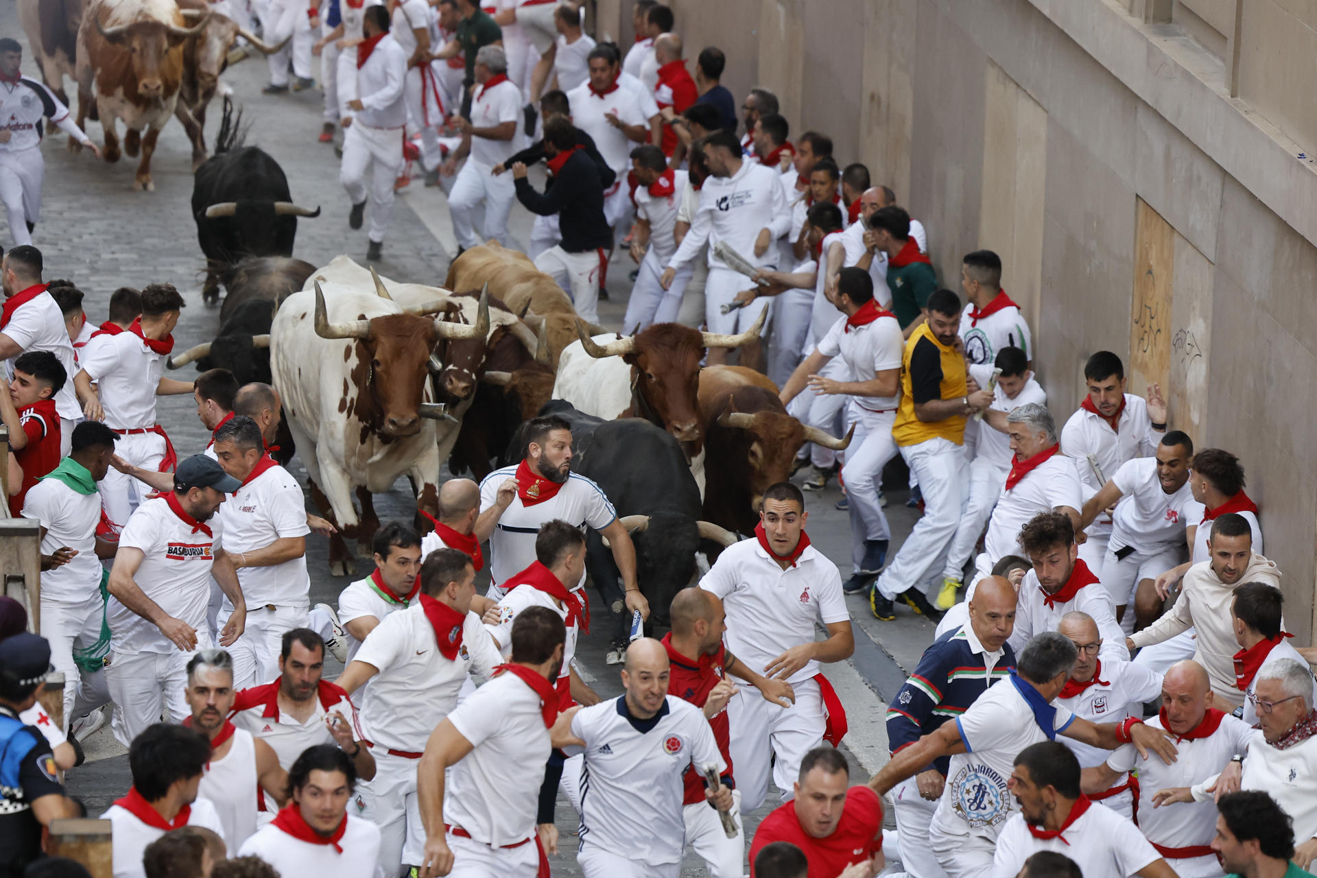 Los mozos corren ante los toros de la ganadería Jandilla durante el quinto encierro de los Sanfermines este viernes en Pamplona. EFE/Villar López