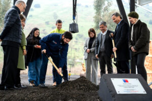 Fotografía cedida por la Presidencia de Chile del mandatario Gabriel Boric (c) durante la ceremonia de la primera piedra del Túnel Lo Ruiz, una infraestructura para el desarrollo del transporte y el comercio terrestre en Chile. EFE/ Presidencia de Chile