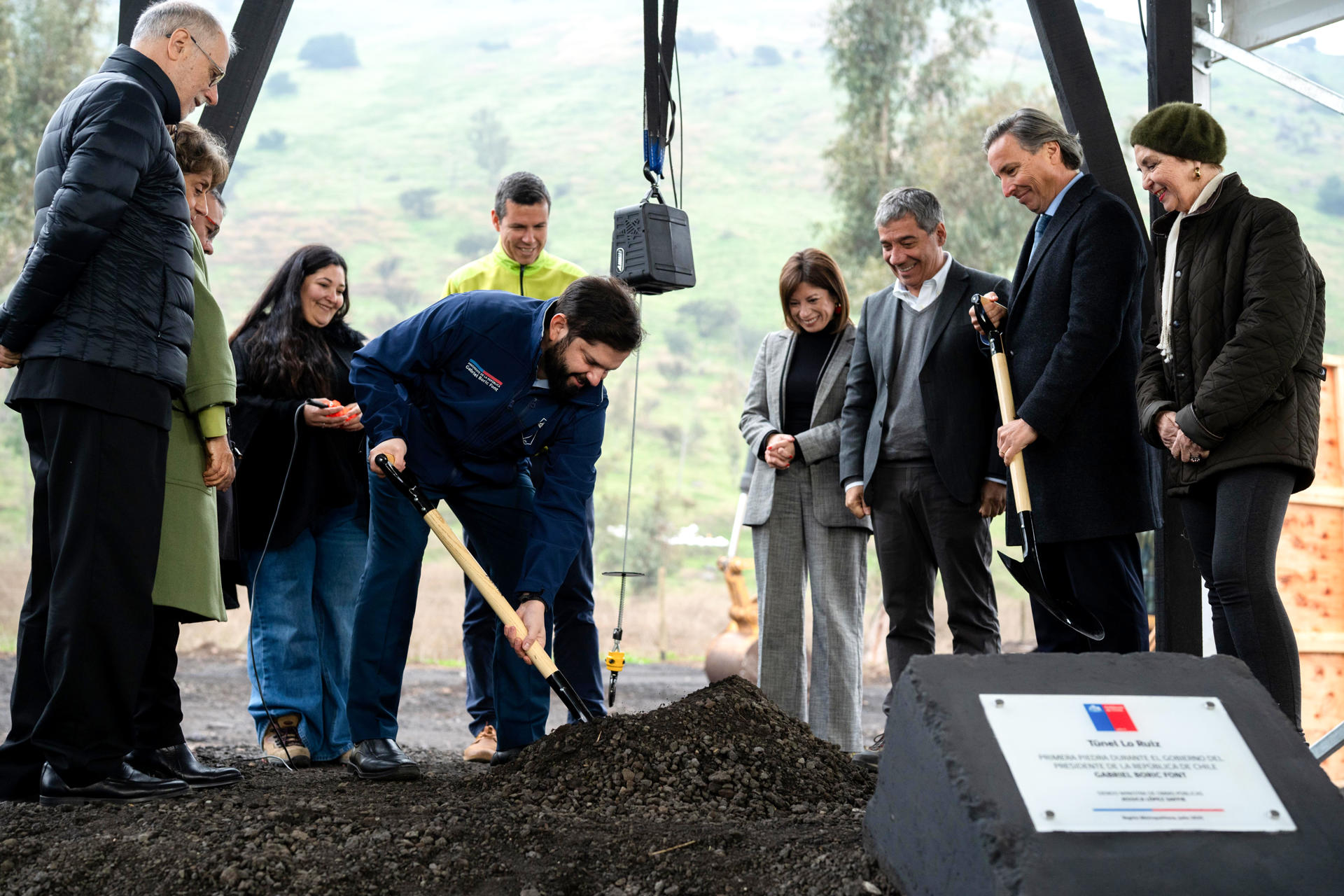 Fotografía cedida por la Presidencia de Chile del mandatario Gabriel Boric (c) durante la ceremonia de la primera piedra del Túnel Lo Ruiz, una infraestructura para el desarrollo del transporte y el comercio terrestre en Chile. EFE/ Presidencia de Chile