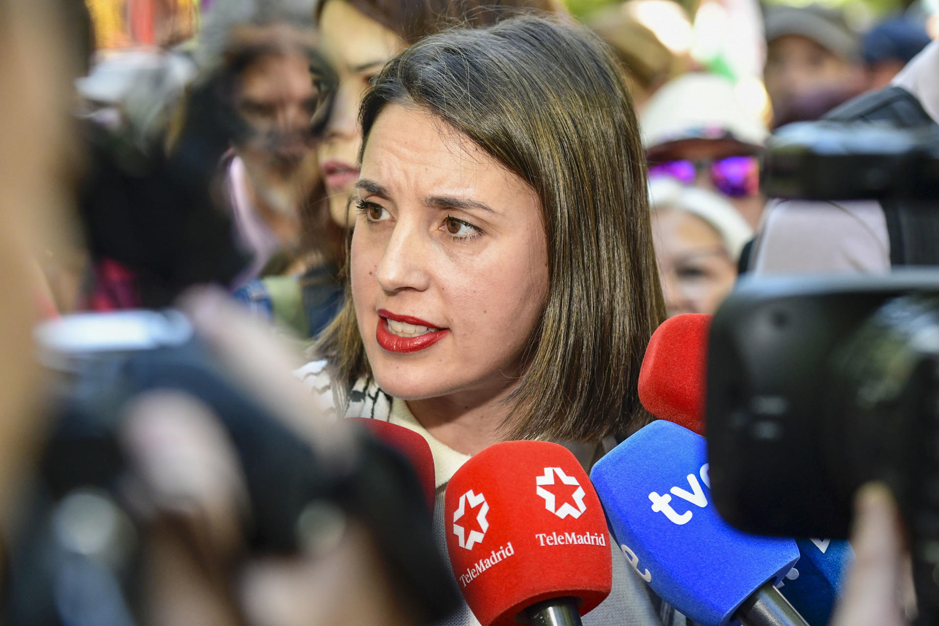 La eurodiputada Irene Montero atiende a la prensa en una imagen de archivo. EFE/ Víctor Lerena