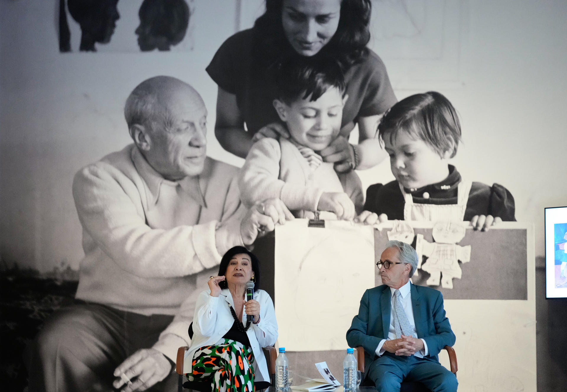 No es fácil ser hija de Pablo Picasso, pero tampoco de François Gilot", ha confesado este jueves Paloma Picasso (en la imagen junto al director del Museo Picasso, Emmanuel Guigon) en la presentación de la exposición 'Crecer entre dos artistas', con el que el Museo Picasso de Barcelona rinde homenaje a su hermano Claude. EFE/Enric Fontcuberta