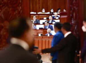 Miembros de la Asamblea Nacional de Cambodia durante la sesión el viernes para enmendar la Consitución para permitir la revocación de la ciudadanía.
EFE/EPA/KITH SEREY