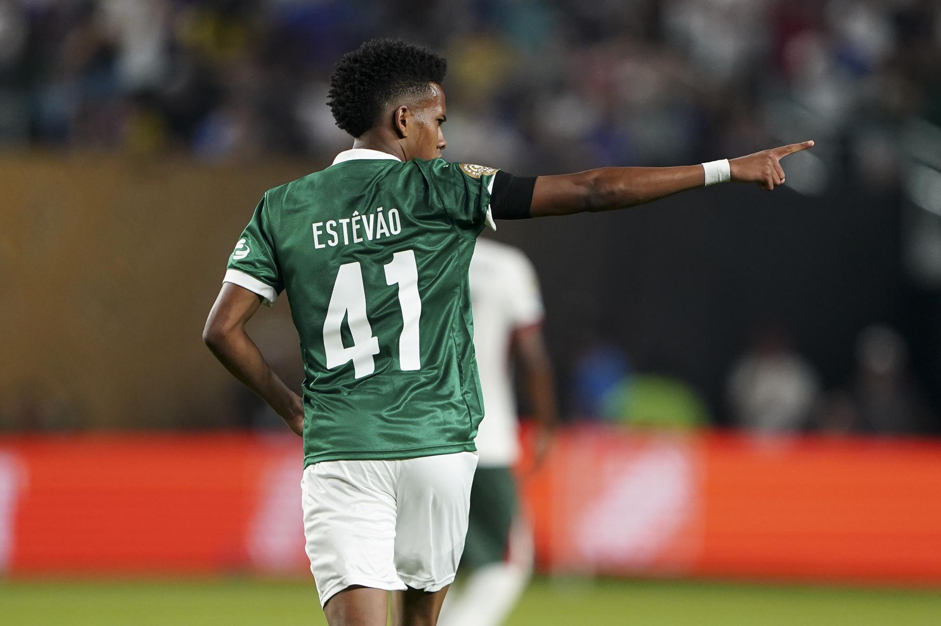 Estevao del Palmeiras celebra luego de marcar el empate ante el Chelsea. EFE/WILL OLIVER