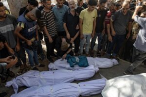 Imagen del 30 de junio de 2025 en la que los familiares lloran ante el cuerpo del periodista Ismail Abu Hatab, muerto en un ataque aéreo israelí al hospital Al-Shifa en Ciudad de Gaza.EFE/EPA/HAITHAM IMAD
