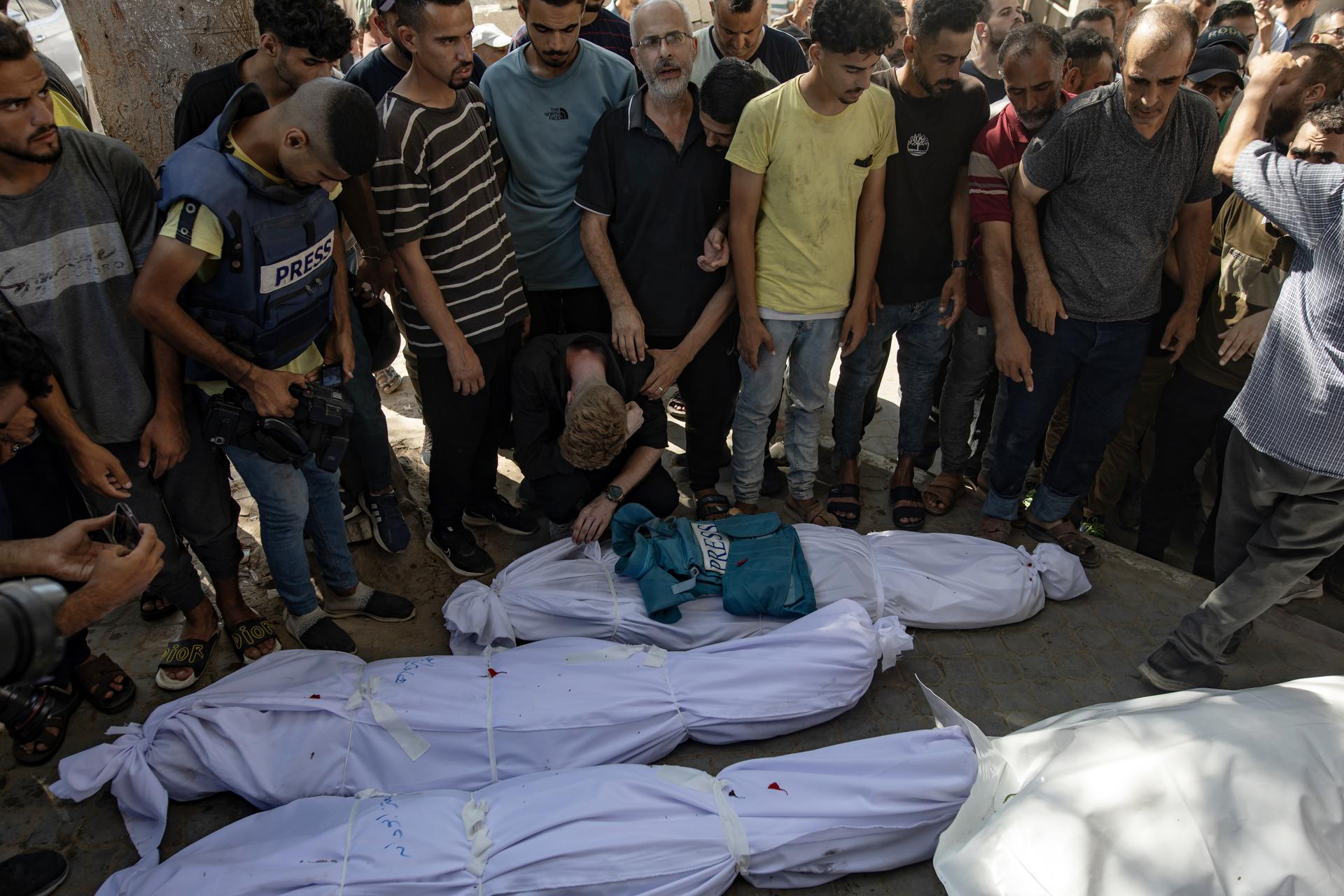 Imagen del 30 de junio de 2025 en la que los familiares lloran ante el cuerpo del periodista Ismail Abu Hatab, muerto en un ataque aéreo israelí al hospital Al-Shifa en Ciudad de Gaza.EFE/EPA/HAITHAM IMAD