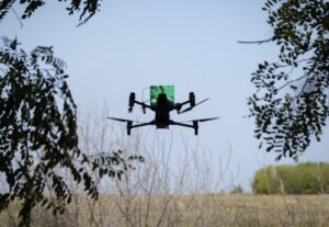 Un dron FPV ucraniano vuela antes de una misión de ataque en una línea del frente cerca de la ciudad de Chasiv Yar, región de Donetsk, Ucrania, el 29 de julio de 2025. EFE/EPA/SERGEY SHESTAK