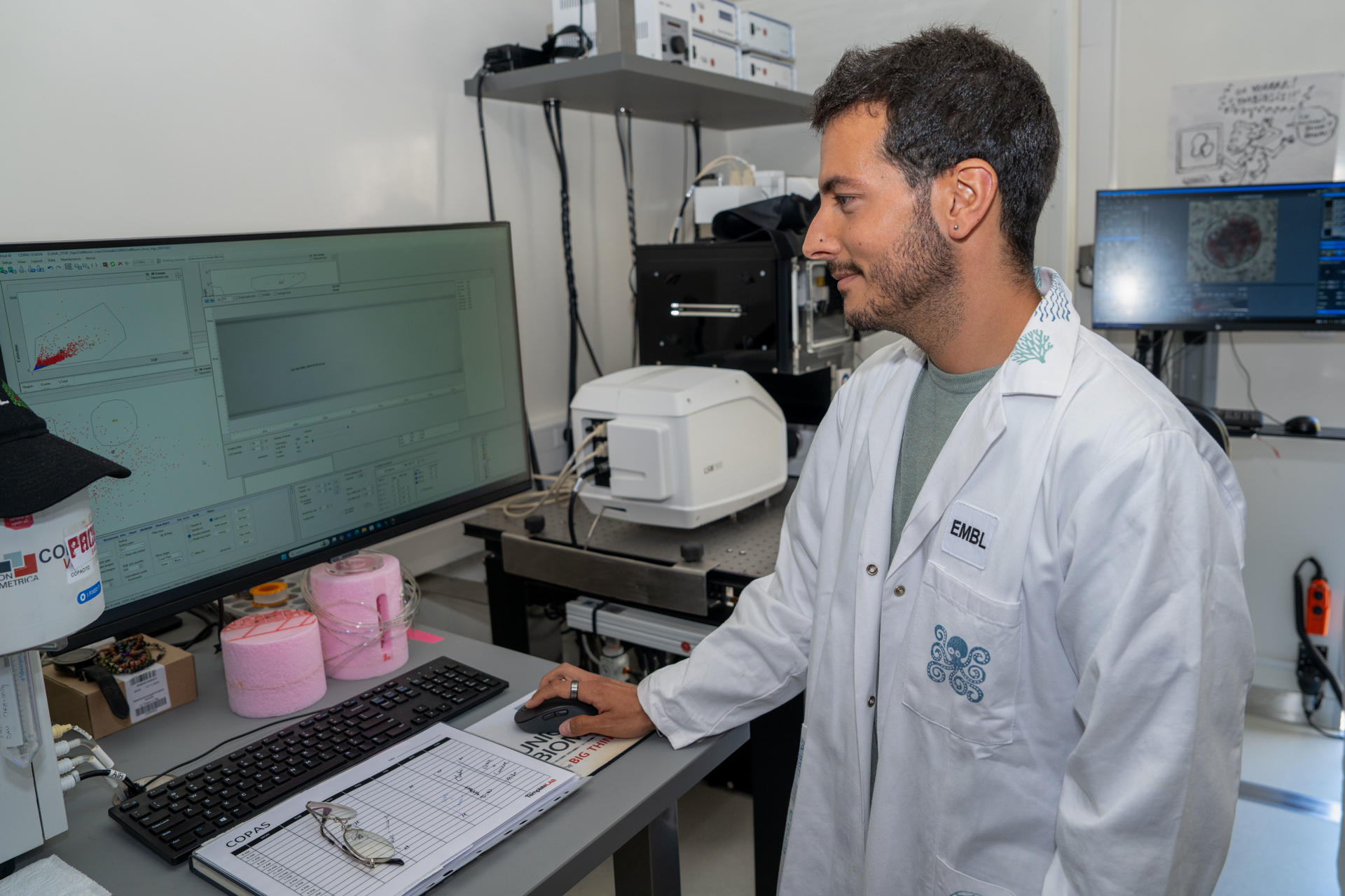 'Cellbloom' es el nombre del proyecto conjunto entre el Laboratorio Europeo de Biología Molecular y el Centro de Investigación Marina de la Universidad de Vigo que este lunes se presenta con la pretensión de estudiar los efectos de las olas de calor en el océano y cómo frenar las mareas rojas provocadas por la proliferación de algas tóxicas. EFE/ Salvador Sas