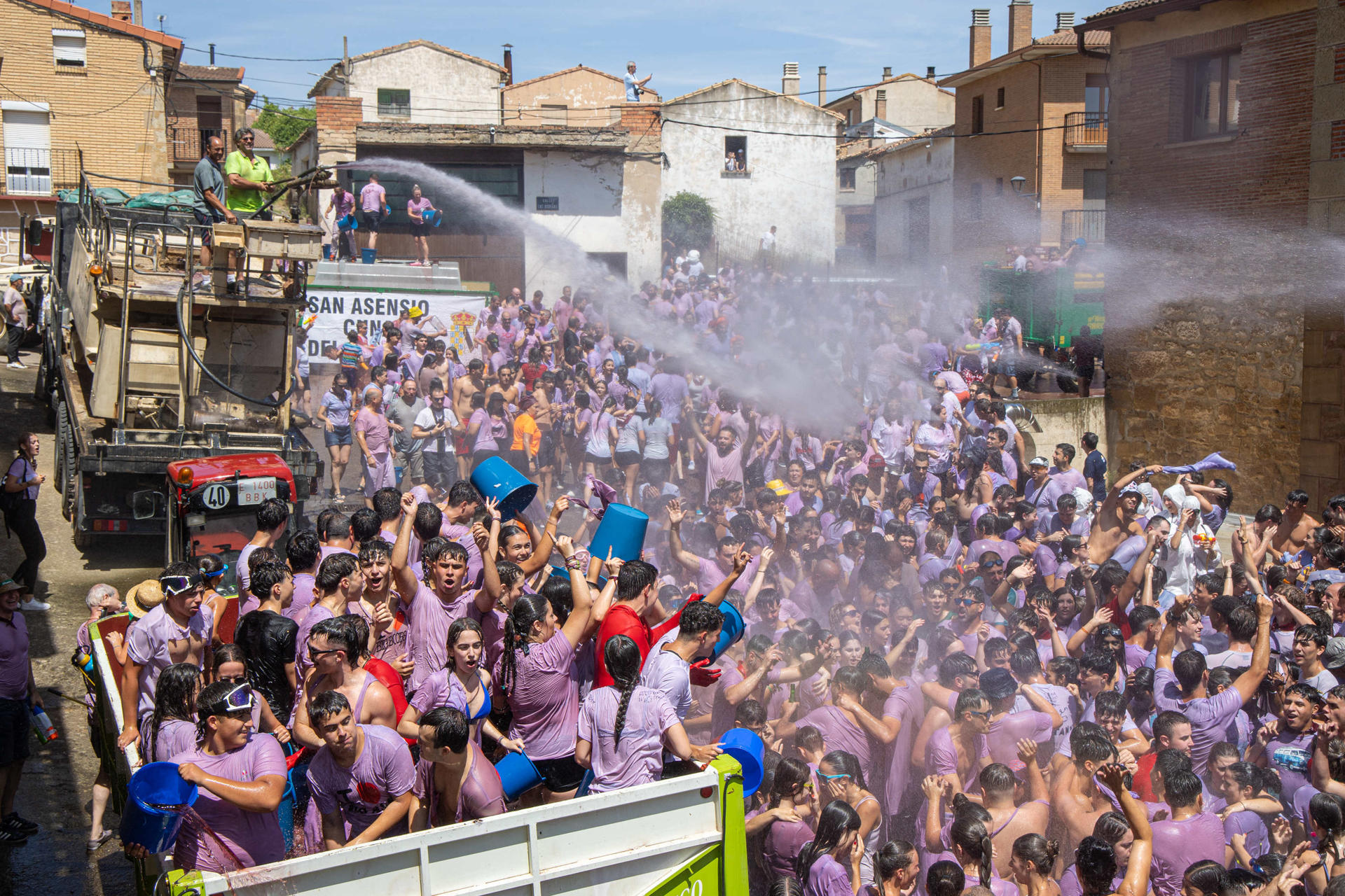 La batalla del clarete, que se ha celebrado este domingo en la localidad riojana de San Asensio, ha congregado a unas 6.000 personas, que han utilizado como munición unos 40.000 litros de vino rosado. Un cielo despejado y 25 grados de temperatura han animado a los participantes en la 46 edición de esta tradición popular, declarada fiesta de interés turístico regional en 2012. EFE/ Raquel Manzanares