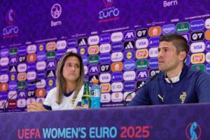 La jugadora de la selección portuguesa Dolores Silva (i) y el entrenador, Francisco Neto, durante una rueda de prensa este miércoles en Berna (Suiza), previa al primer partido de grupos que disputan las portuguesas mañana ante España en el marco de la Eurocopa Femenina 2025. EFE/ Ana Escobar