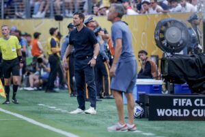 El entrenador del PSG, Luis Enrique (d) y su colega del Real Madrid, Xabi Alonso (i) durante la semifinal del Mundial de Clubes. EFE/JUSTIN LANE