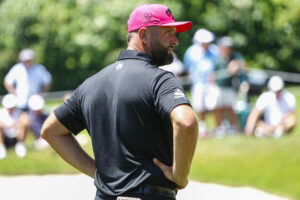 El español Jon Rahm pensativo durante la última jornada, en el torneo LIV Andalucía de golf, en el campo de Valderrama en San Roque (Cádiz) donde ha conseguido un 2º puesto y ganador por equipos. EFE/A.Carrasco Ragel.