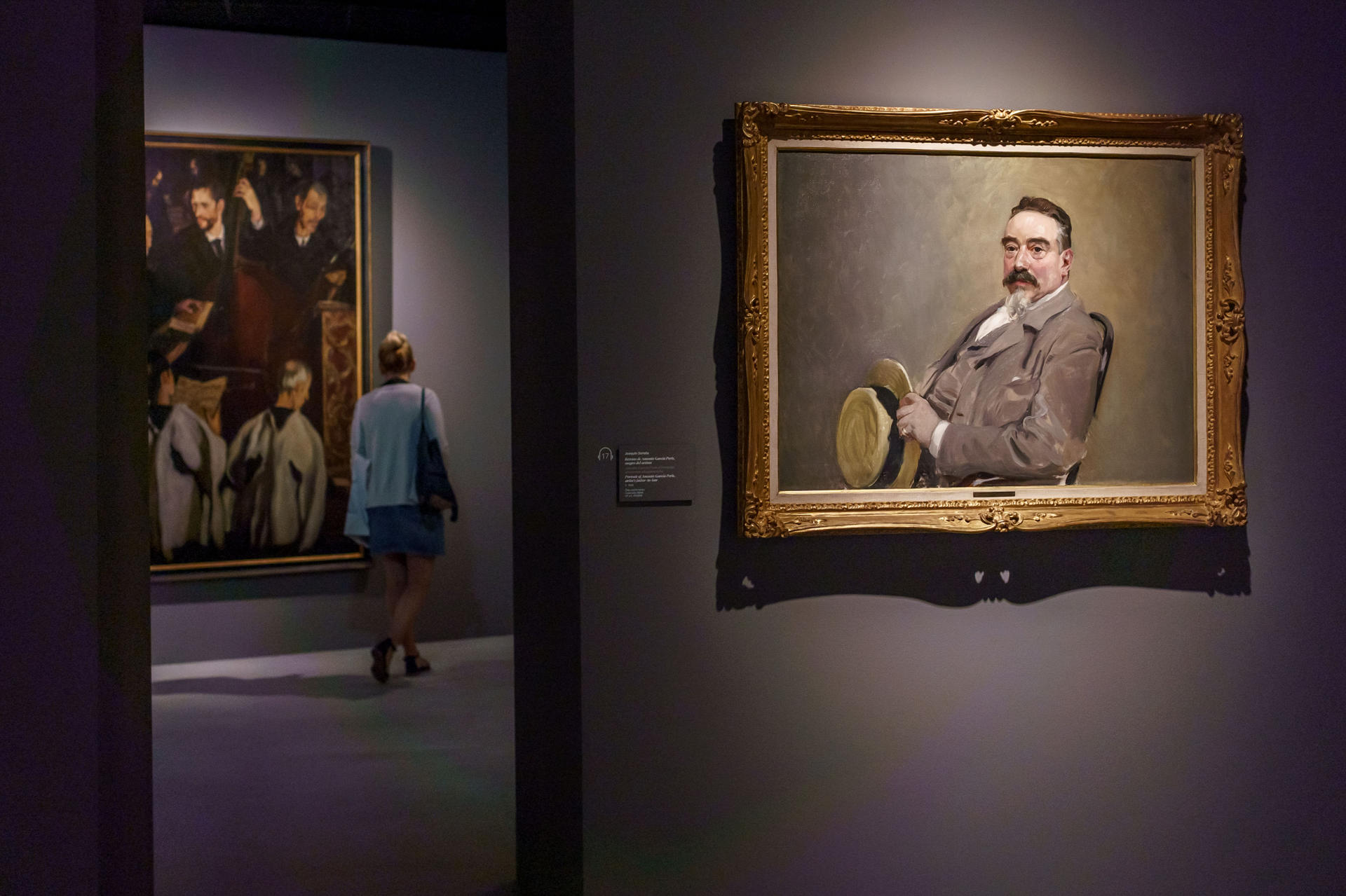Una visitante observa una de las obras durante la presentación de la exposición de la Fundación BBVA 'Clásicos y modernos. Obras maestras de la Colección BBVA', uno de los conjuntos artísticos privados más importantes de España, y que se mostrarán hasta el 12 de octubre en el Palacio de San Nicolás que la entidad tiene en el Casco Viejo de Bilbao. EFE/Javier Zorrilla.
