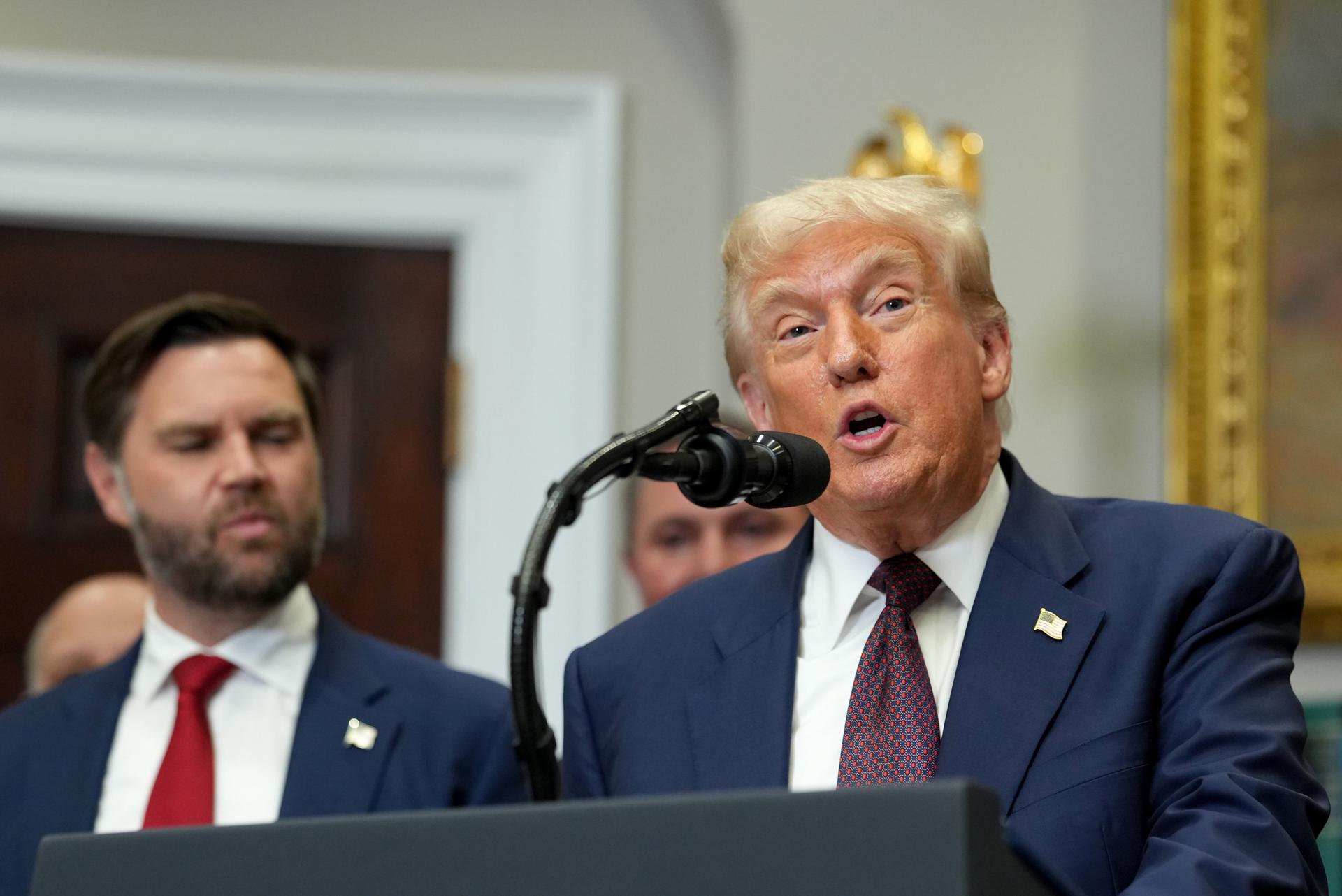 El presidente de Estados Unidos, Donald J. Trump, habla durante una ceremonia de firma de una orden ejecutiva en la Sala Roosevelt de la Casa Blanca en Washington. EFE/EPA/ERIC LEE / POOL