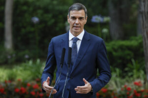 El presidente del Gobierno, Pedro Sánchez, ofrece declaraciones tras una reunión con el rey Felipe VI este martes, en el Palacio de Marivent, en Palma de Mallorca. EFE/ Ballesteros