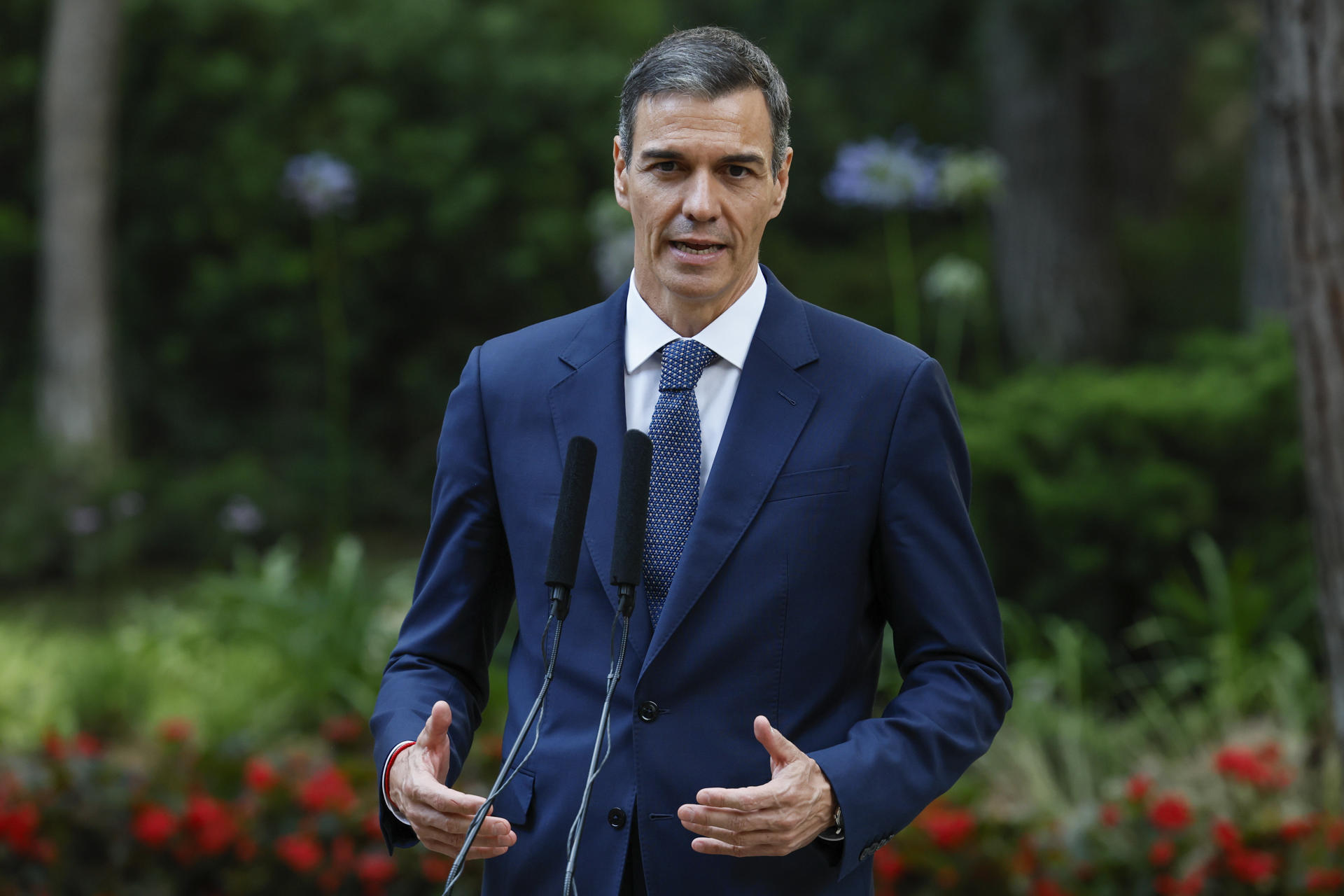 El presidente del Gobierno, Pedro Sánchez, ofrece declaraciones tras una reunión con el rey Felipe VI este martes, en el Palacio de Marivent, en Palma de Mallorca. EFE/ Ballesteros