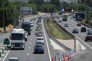 Tráfico intenso en la A-3, en sentido salida de Madrid, a la altura de Rivas Vaciamadrid, este viernes. A las 15:00 horas de este viernes comienza la primera operación salida del verano, que finalizará la medianoche del domingo 6 de julio.EFE/ Fernando Villar