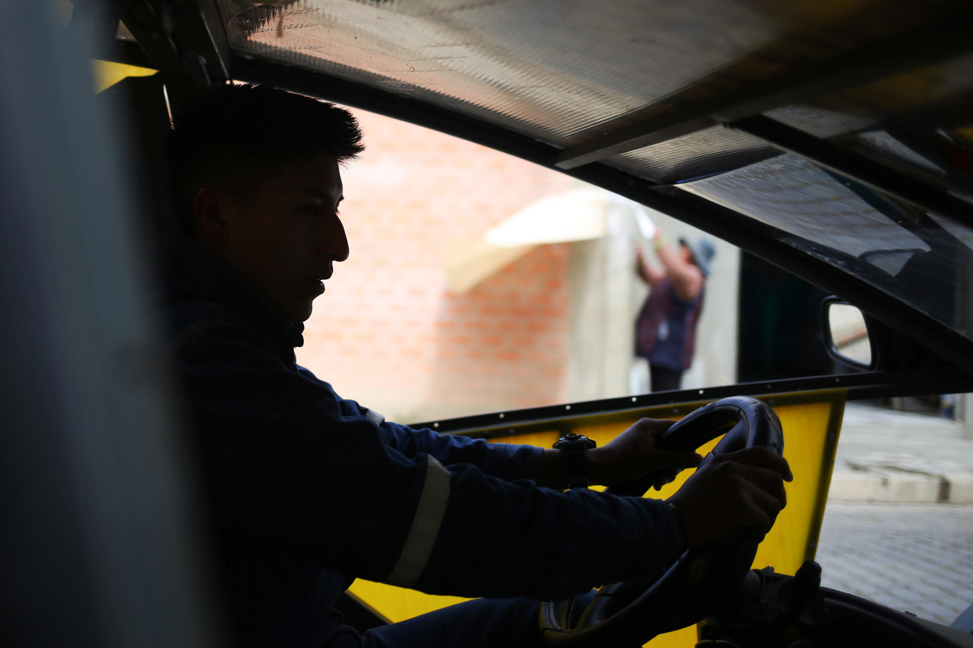 Fotografía del 3 de julio de 2025 de un estudiante manejando el auto eléctrico 'Katari MRC5' en El Alto (Bolivia). EFE/ Luis Gandarillas