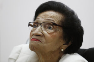 María Isabel Rodríguez, académica, exministra de salud y primera cardióloga salvadoreña, asiste a la presentación de un libro dedicado a su trayectoria este lunes, en la Universidad de El Salvador (UES), en San Salvador (El Salvador). EFE/ Rodrigo Sura