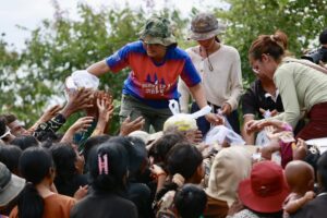 ODDAR MEANCHEY (Camboya), 26/07/2025.- Civiles que huyeron de sus hogares en medio de enfrentamientos entre Tailandia y Camboya en la frontera entre ambos países buscan donaciones que se distribuyen en la provincia de Oddar Meanchey, en el noroeste de Camboya. EFE/EPA/KITH SEREY