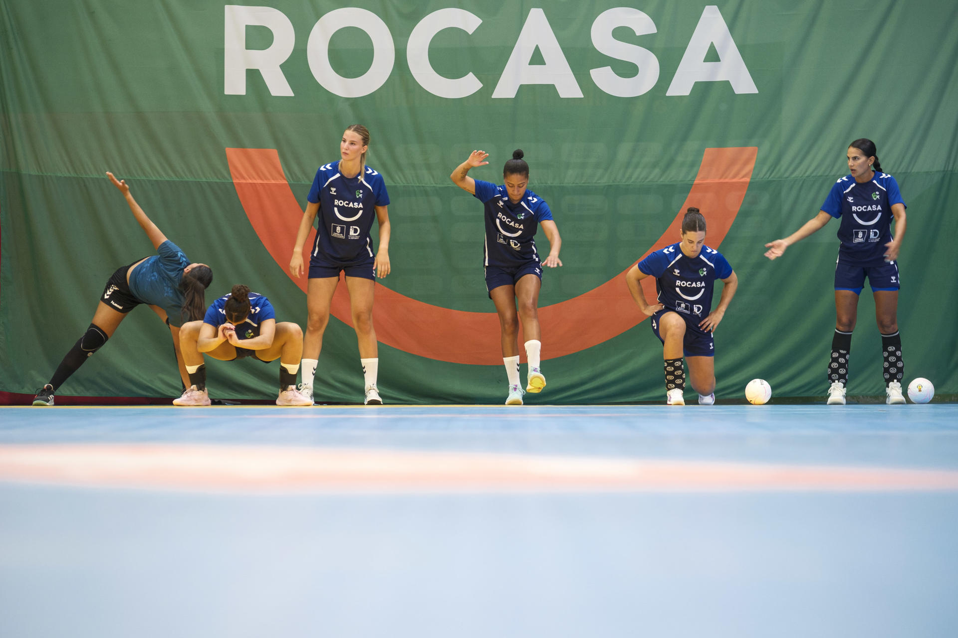 El Rocasa Gran Canaria de balonmano ha presentado este lunes por la tarde a su plantilla y el cuerpo técnico para la temporada 2025-2026 en la Liga Iberdrola, antes del primer entrenamiento del verano. EFE/Ángel Medina G.