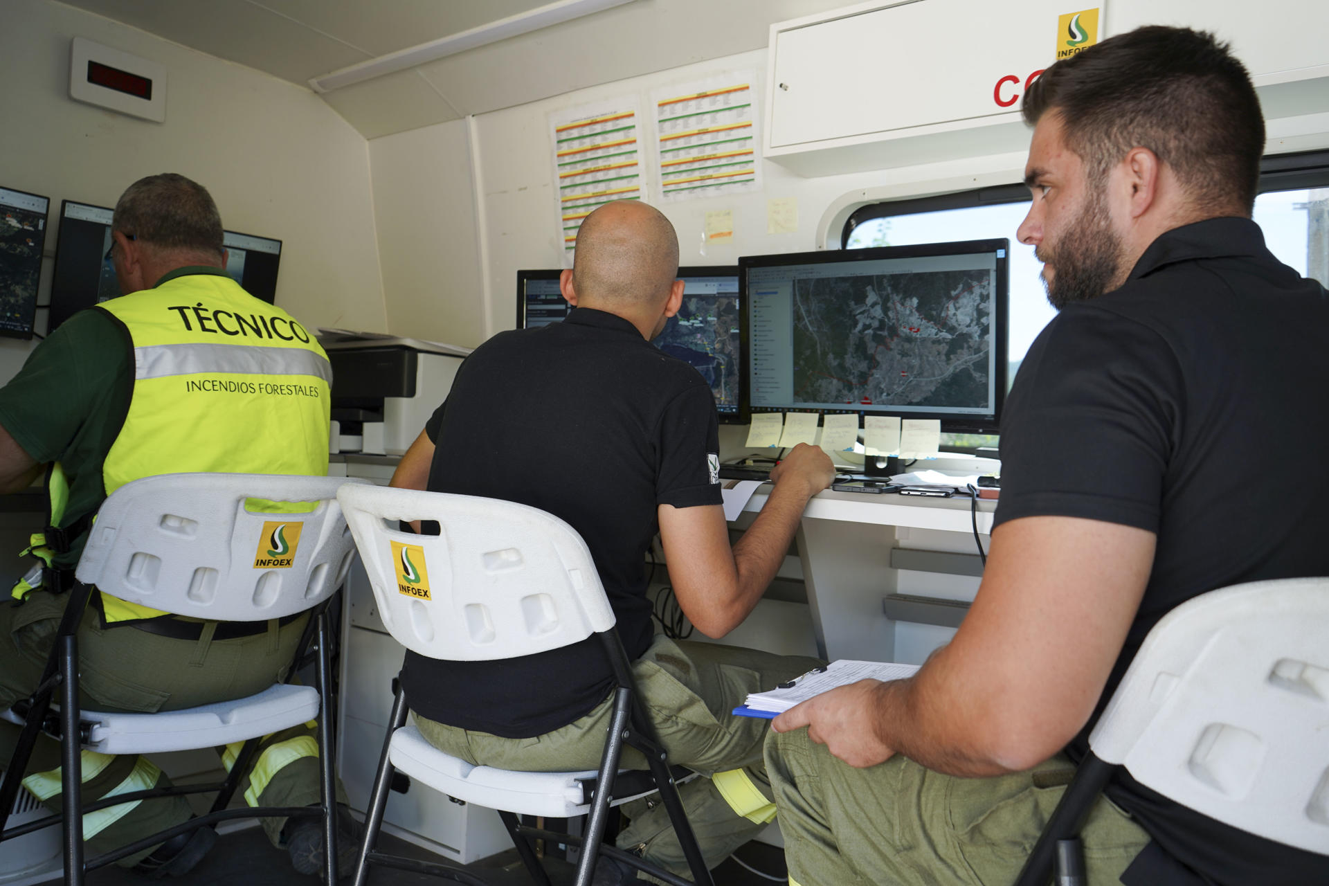 Técnicos trabajan en la extinción del incendio en Caminomorisco, en la comarca cacereña de Las Hurdes. EFE/EDUARDO PALOMO