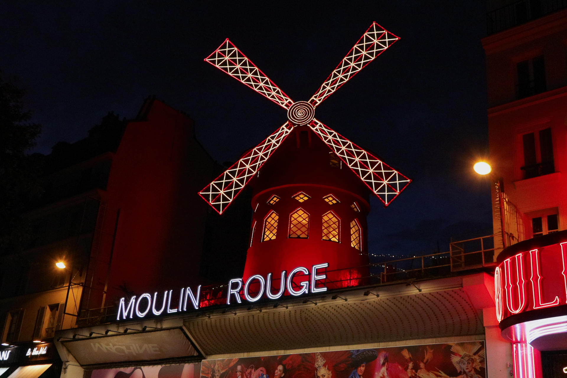 Las aspas del histórico Moulin Rouge de París vuelven a girar hoy jueves tras los trabajos que se tuvieron que hacer después de que estas cayeran en la noche del 24 al 25 de abril de 2024 a causa del viento. EFE / Edgar Sapiña.