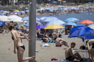 Cientos de personas en la playa de la Malagueta de Málaga. EFE/ Álvaro Cabrera