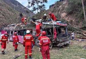 Fotografía tomada de la cuenta oficial de la red social X del Centro de Operaciones de Emergencia Nacional (COEN) @COENperú, donde se observa a integrantes del cuerpo de bomberos trabajando en el lugar donde un bus se accidento el día viernes en la provincia de Tarma, en el departamento de Junín (Perú). EFE/ Centro De Operaciones De Emergencia Nacional