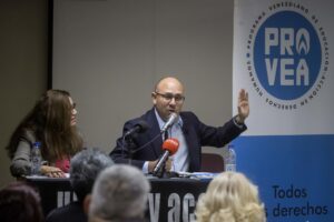 Fotografía de archivo del coordinador general de la ONG Programa Venezolano de Educación Acción en Derechos Humanos (Provea), Oscar Murillo (c), durante una rueda de prensa, en Caracas (Venezuela). EFE/Miguel Gutiérrez