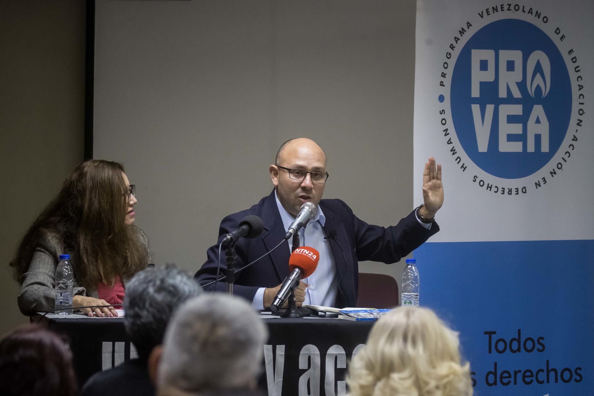 Fotografía de archivo del coordinador general de la ONG Programa Venezolano de Educación Acción en Derechos Humanos (Provea), Oscar Murillo (c), durante una rueda de prensa, en Caracas (Venezuela). EFE/Miguel Gutiérrez