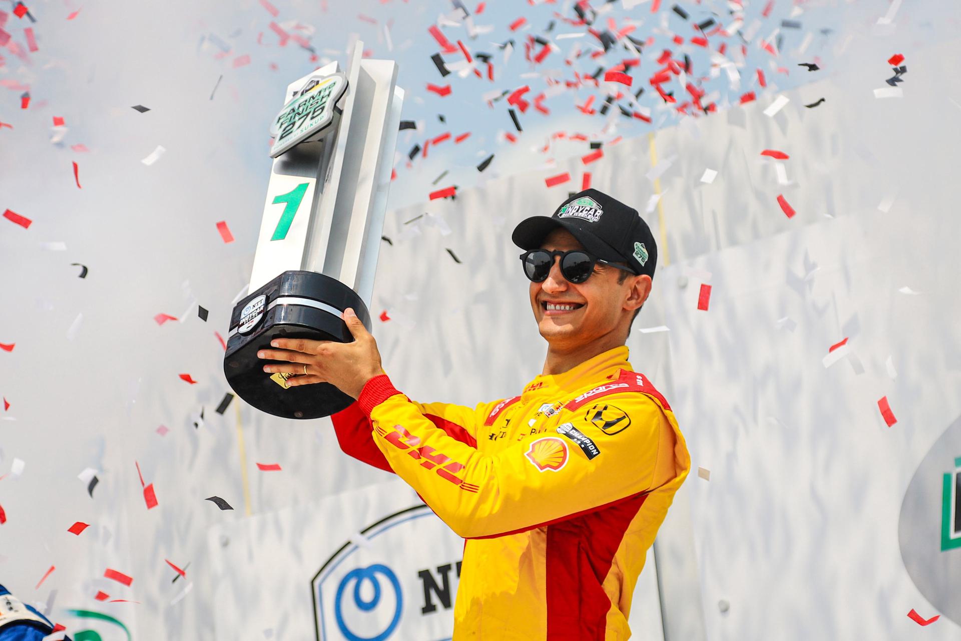 El piloto español Álex Palou, del equipo Chip Ganassi, celebra su victoria en la segunda carrera en el óvalo corto del Iowa Speedway en Newton, Iowa (EE.UU.). El español Álex Palou (Chip Ganassi) ganó este domingo en el oval de Iowa y selló su séptima victoria en doce carreras de la temporada de la IndyCar para blindar su liderato en el campeonato. EFE/ Aaron Skillman/Indycar SOLO USO EDITORIAL/SOLO DISPONIBLE PARA ILUSTRAR LA NOTICIA QUE ACOMPAÑA (CRÉDITO OBLIGATORIO)NO VENTAS