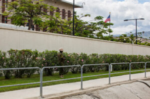 AME9656. PUERTO PRÍNCIPE (HAITÍ), 05/07/2024.- Un policía keniano del primer contingente de la Misión Multinacional de Apoyo a la Seguridad (MMAS) vigila los alrededores de la Embajada de Estados Unidos este viernes, en Puerto Príncipe (Haití). El número de efectivos kenianos debería ser de hasta 2.600 agentes, según el compromiso inicial, pero la misión, que se desplegó con meses de retraso, continúa aún expectante de que otros Estados cumplan con su promesa de envío de personal y/o de recursos financieros. EFE/ Mentor David Lorens