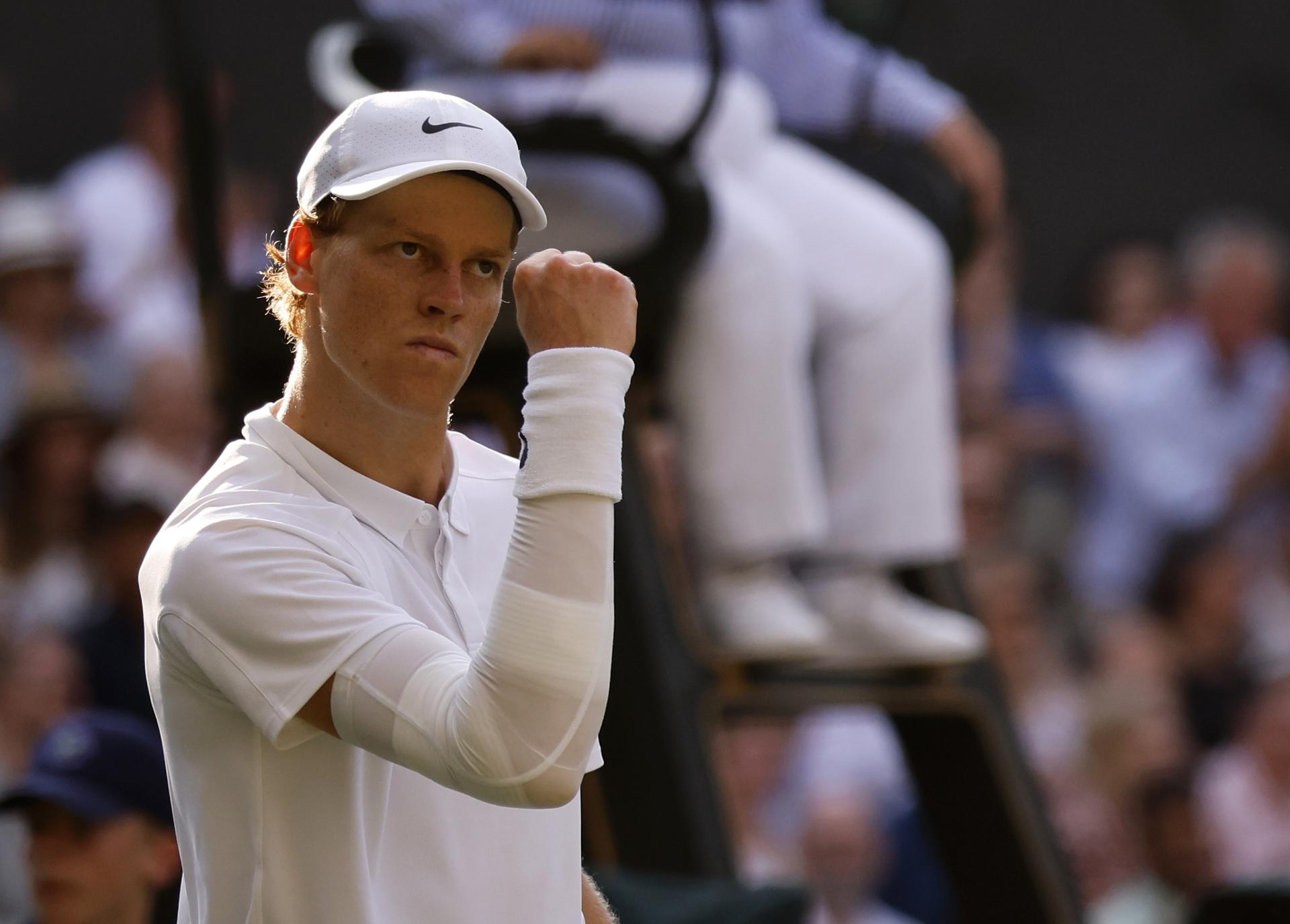 El tenista italiano Jannik Sinner celebra un punto durante la final de de Wimbledon que ha jugado contra el español Carlos Alcaraz, Londres, Reino Unido. EFE/EPA/TOLGA AKMEN