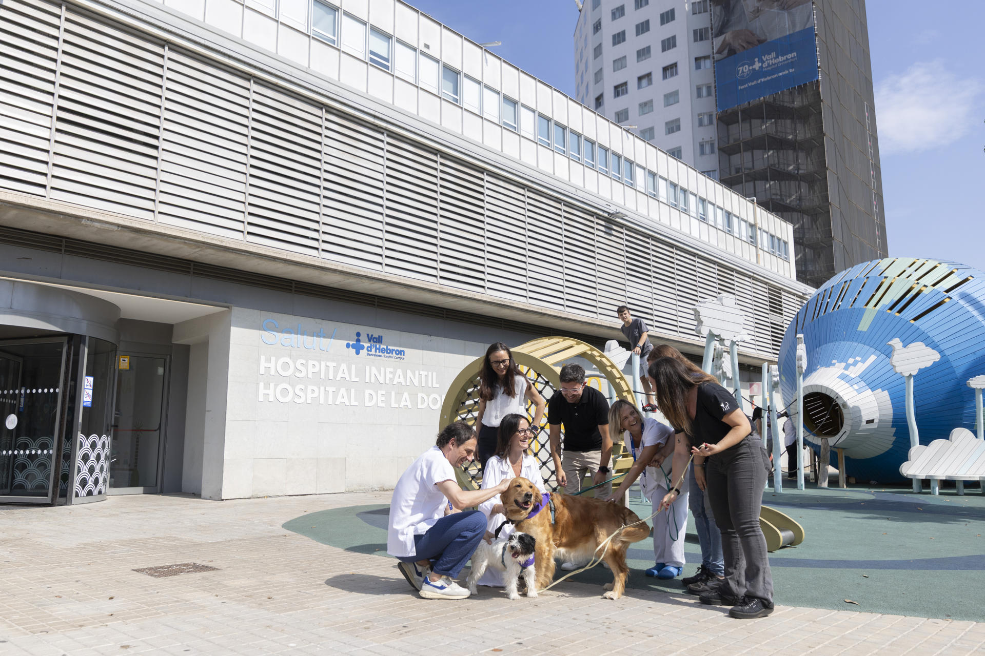 El Hospital Vall d’Hebron de Barcelona ha presentado este viernes su tratamiento para trastornos de salud mental en niños y adolescentes a través de terapia asistida con perros, unos animales que les ayudan a relacionarse y regular emociones durante su ingreso. EFE/Marta Pérez