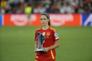 La jugadora de la selección española, Aitana Bonmatí, tras recibir el trofeo como ´mejor jugadora del torneo´, a la finalización del encuentro correspondiente a la final de la Eurocopa Femenina 2025 que han disputado este domingo frente a Inglaterra en el St. Jakob Park de Basilea (Suiza). EFE/ Ana Escobar.