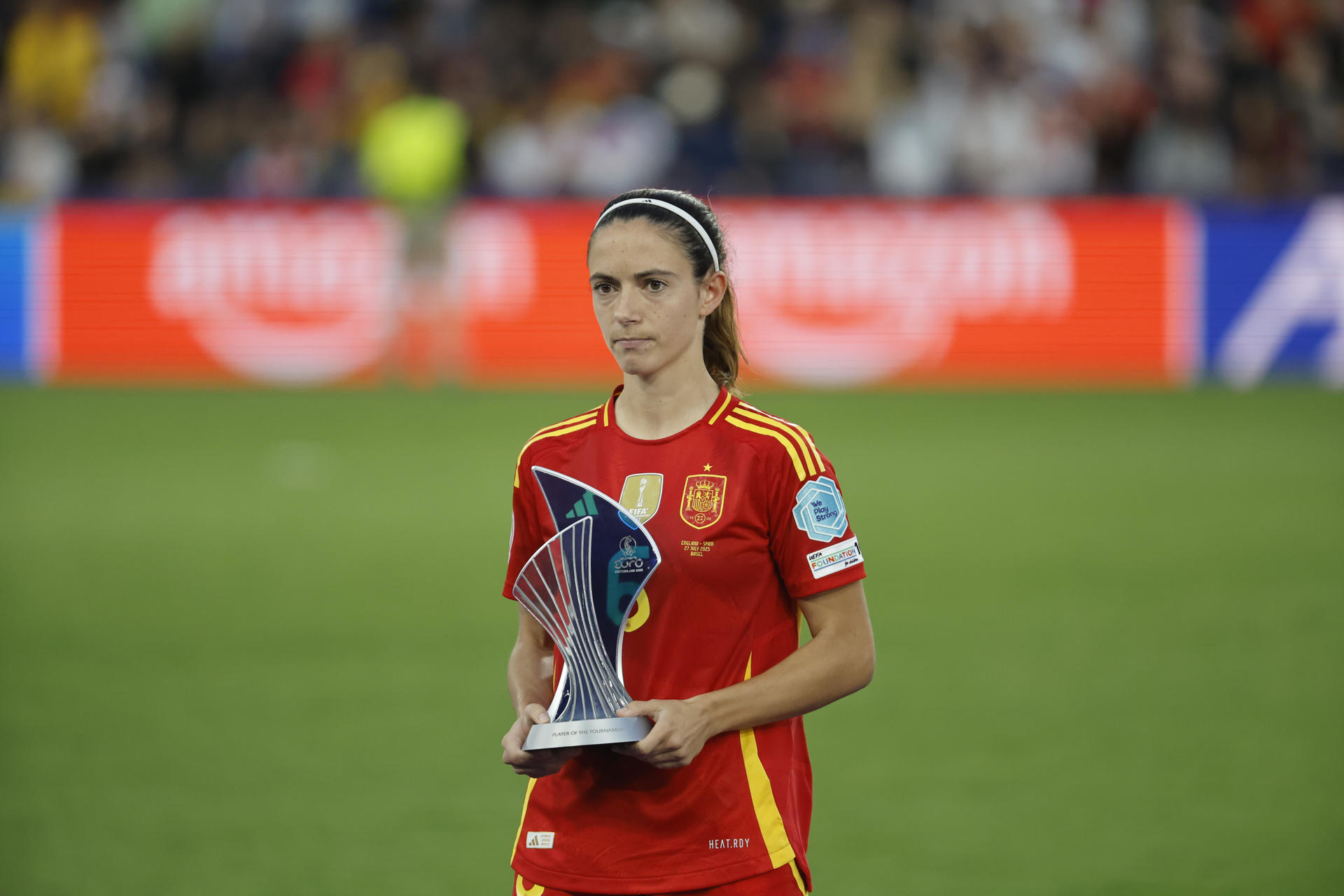 La jugadora de la selección española, Aitana Bonmatí, tras recibir el trofeo como ´mejor jugadora del torneo´, a la finalización del encuentro correspondiente a la final de la Eurocopa Femenina 2025 que han disputado este domingo frente a Inglaterra en el St. Jakob Park de Basilea (Suiza). EFE/ Ana Escobar.