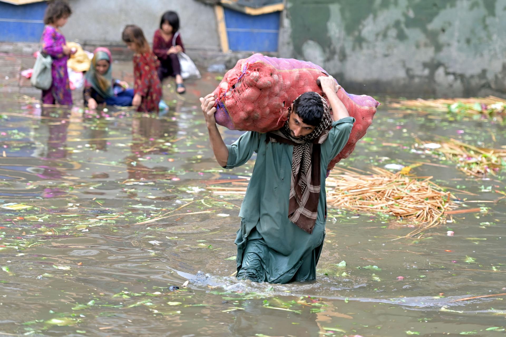 Imagen de este miércoles 23 de julio en Lahore, Pakistán. EFE/EPA/A. HUSSAIN
