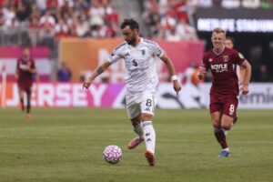 Bruno Fernandes (C), del Manchester United, en acción durante el partido de la Premier League Summer Series 2025 ante el West Ham United en el Metlife Stadium en East Rutherford, New Jersey. EFE/EPA/SARAH YENESEL