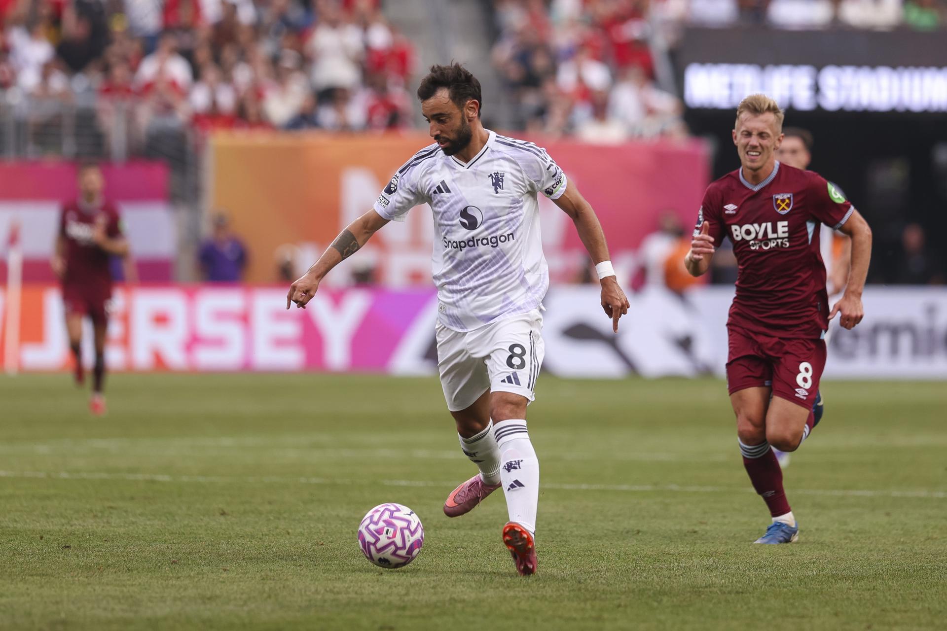 Bruno Fernandes (C), del Manchester United, en acción durante el partido de la Premier League Summer Series 2025 ante el West Ham United en el Metlife Stadium en East Rutherford, New Jersey. EFE/EPA/SARAH YENESEL