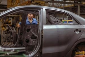 Imagen de archivo de un trabajador en una fabrica de Kia en Yancheng (China). EFE/EPA/ALEX PLAVEVSKI