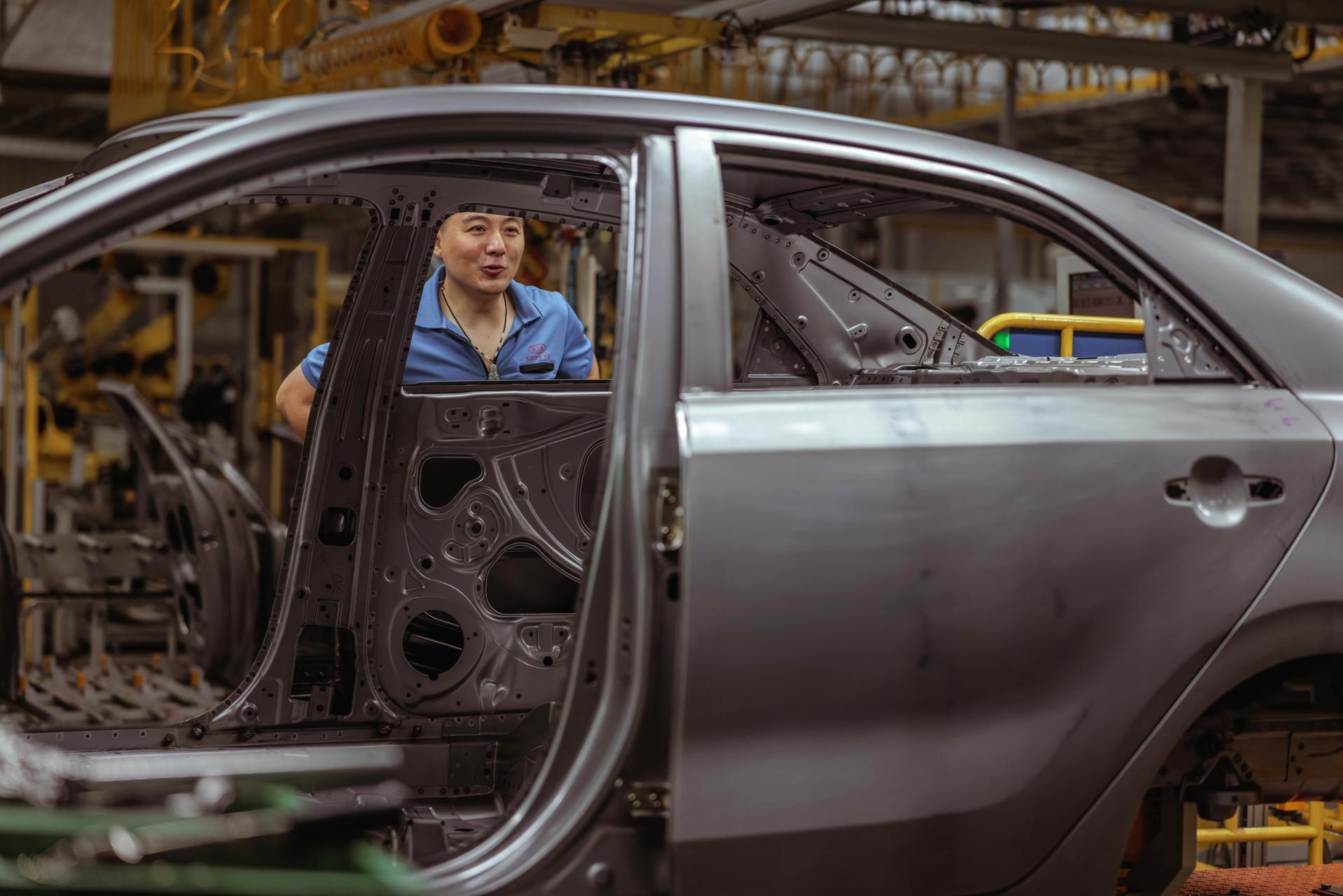 Imagen de archivo de un trabajador en una fabrica de Kia en Yancheng (China). EFE/EPA/ALEX PLAVEVSKI