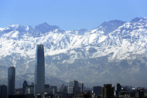 Fotografía de archivo que muestra la cordillera de Los Andes vista desde Santiago (Chile). EFE/ Elvis González