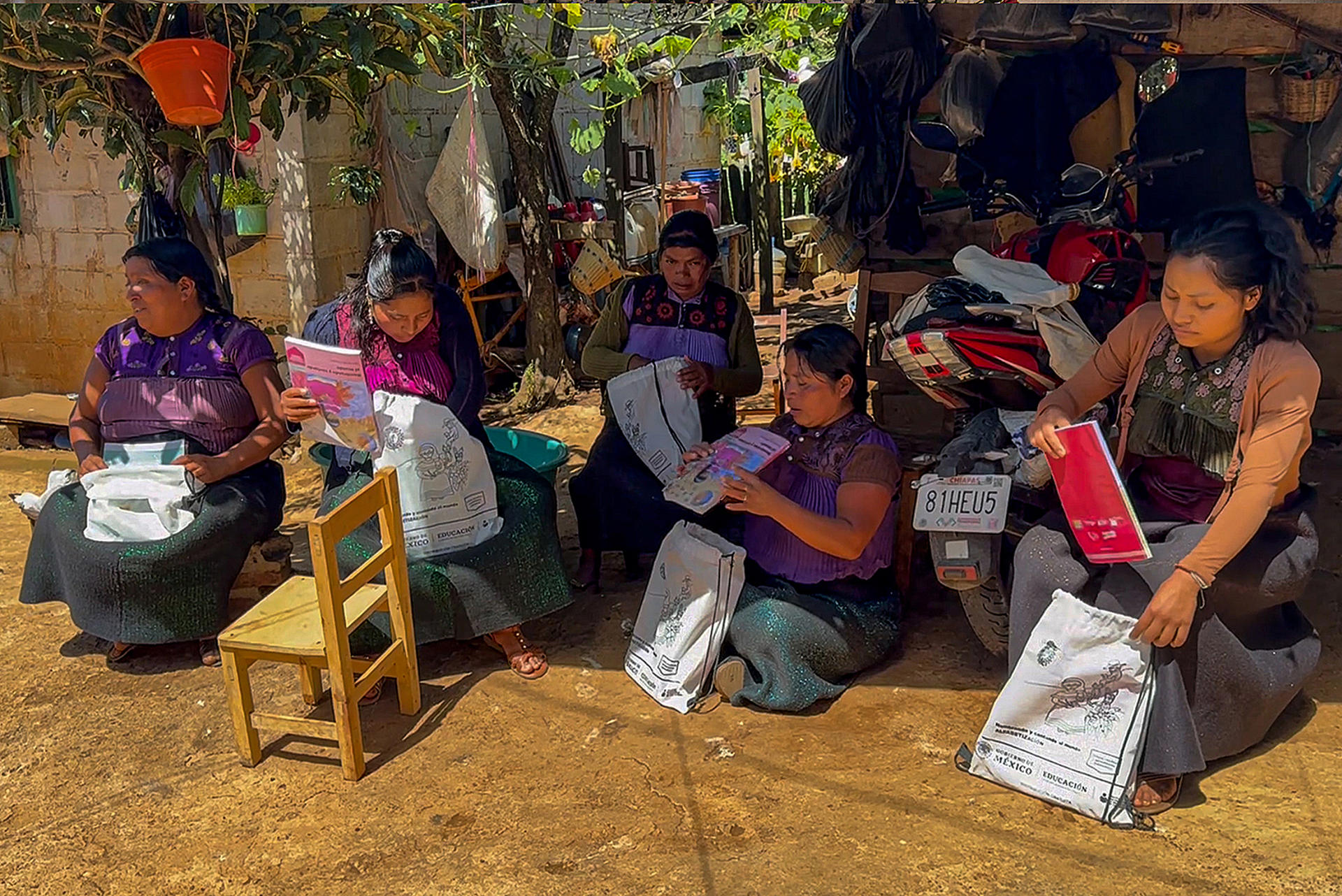 Indígenas tzotziles toman clases este viernes, en el municipio de San Cristobal de las Casas, Chiapas (México). EFE/ Carlos López